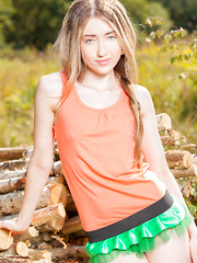 Few teens can give a show the way she does with some stunningly sexy passionate moves.